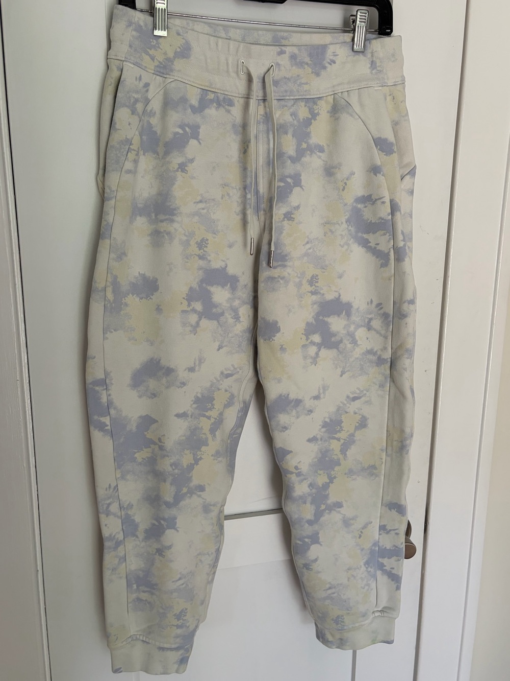 27. Size 8 LULULEMON Patterned Scuba Sweatpants